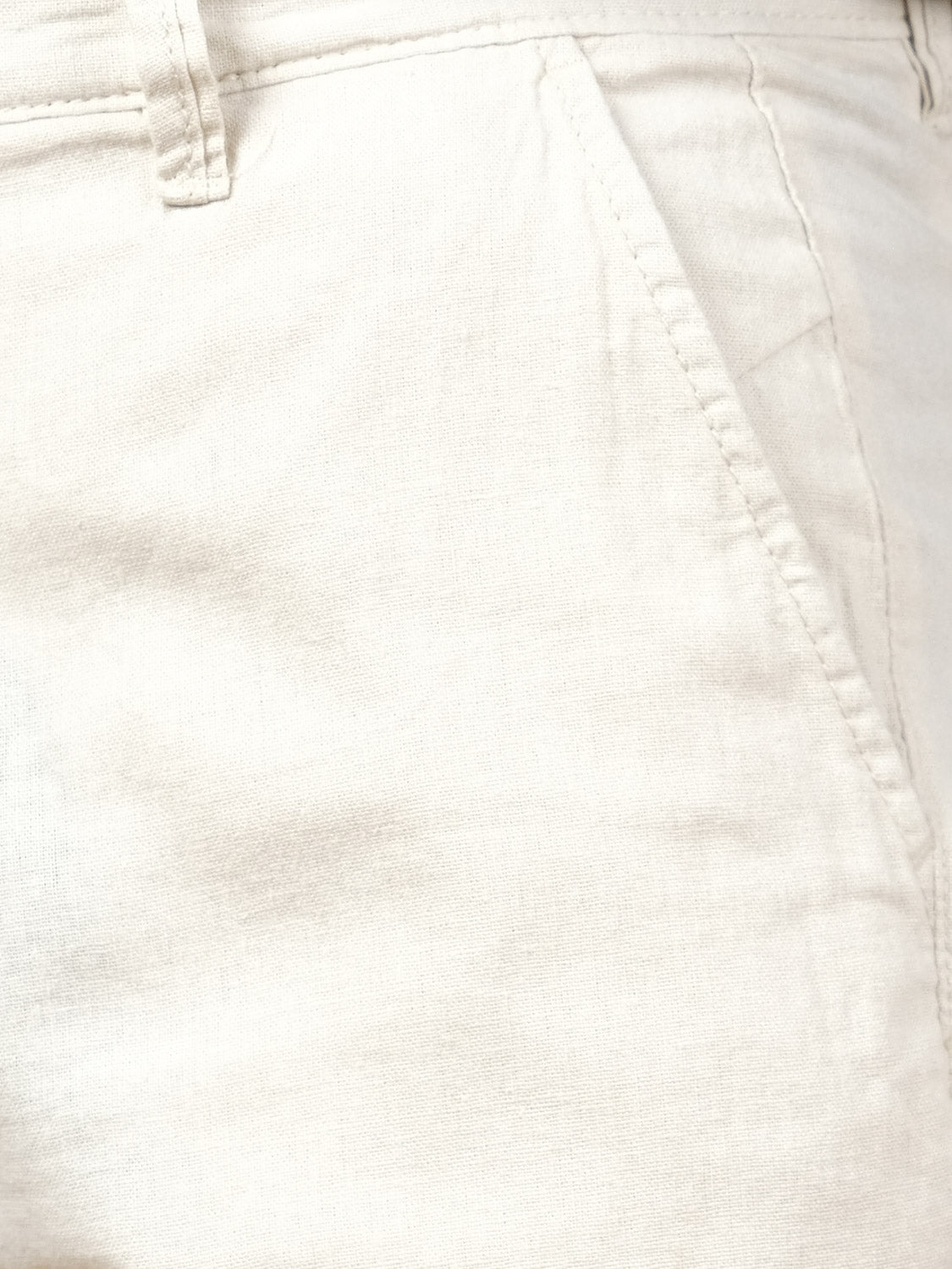 Close-up of light-colored !Solid Aurelius Short highlighting the waistband, belt loop, and side pocket with visible stitching—classic regular fit shorts designed for a timeless style.