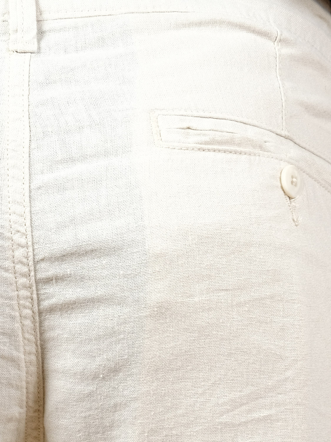Close-up of the !Solid Aurelius Short in light-colored linen, highlighting the pocket with a button and visible stitching details.
