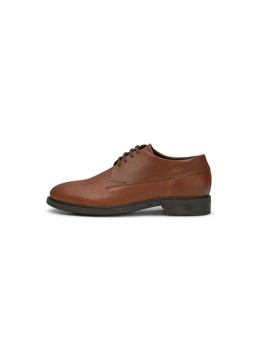 The Linea Derby Style by Shoe The Bear is a brown leather shoe with black laces, low heel, and black recycled rubber sole. The LWG-certified leather provides a sleek, polished look for both style and sustainability.
