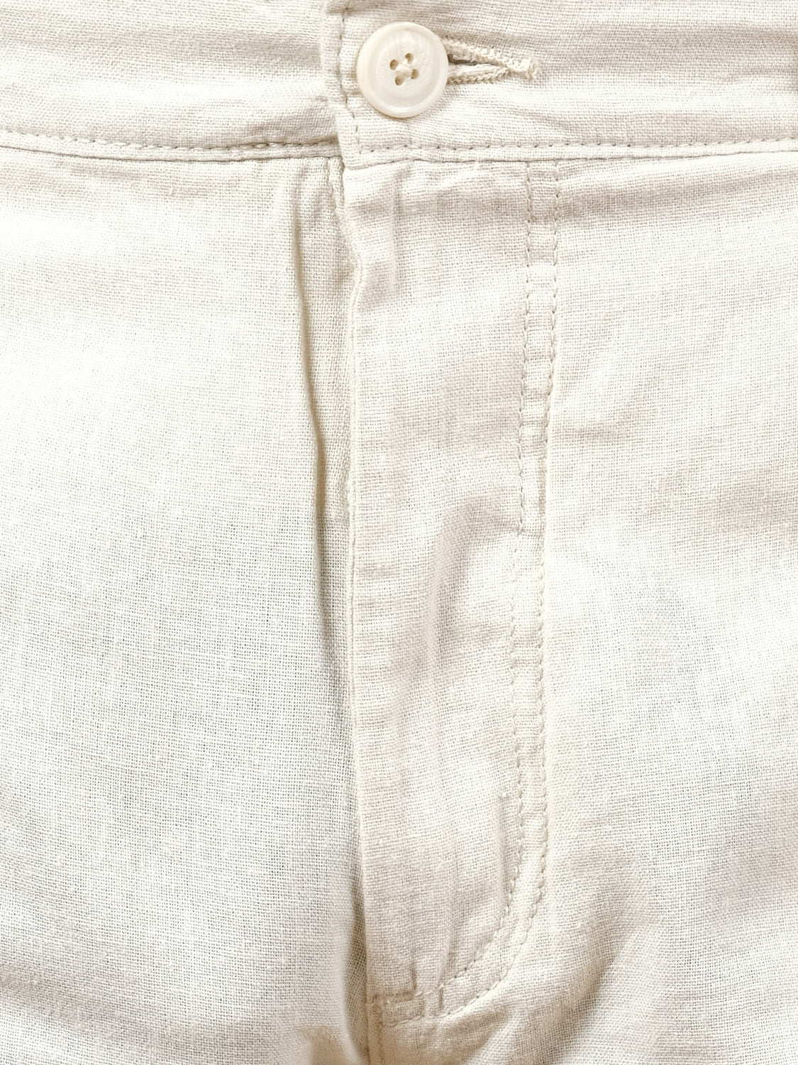 Close-up of the front of the !Solid Aurelius Short, highlighting the button, waistband, zipper area, and visible stitching on these regular fit shorts.