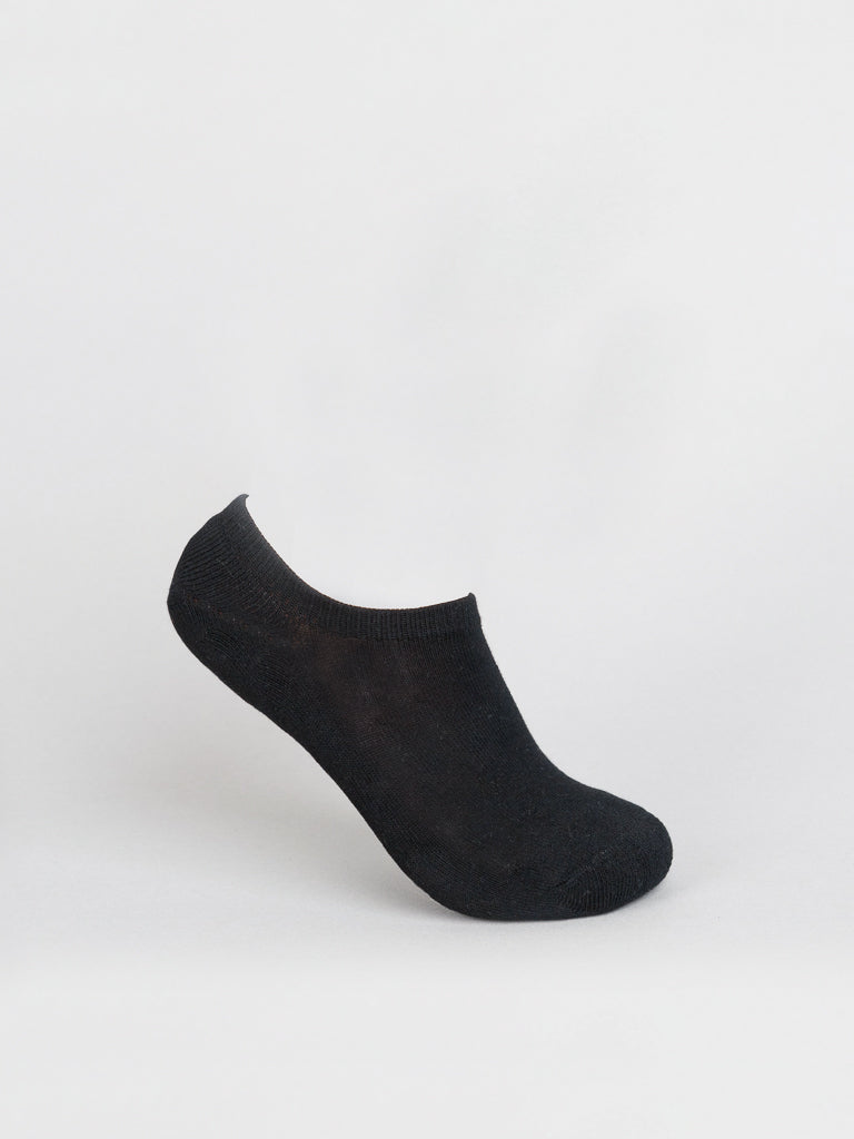 The black No Show Cotton Sock by ID Menswear, made from combed cotton for daily comfort, is displayed against a plain white background, elevated slightly at one end.
