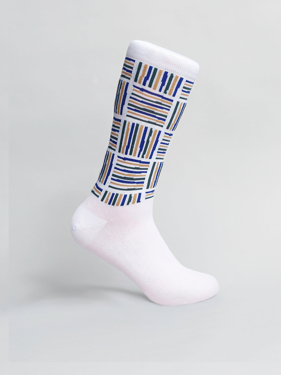 Experience unmatched comfort with the Spongee Graphic Socks from ID Menswear. Featuring a stylish grid pattern of blue, yellow, and white stripes on a light gray background, these socks bring both elegance and comfort.